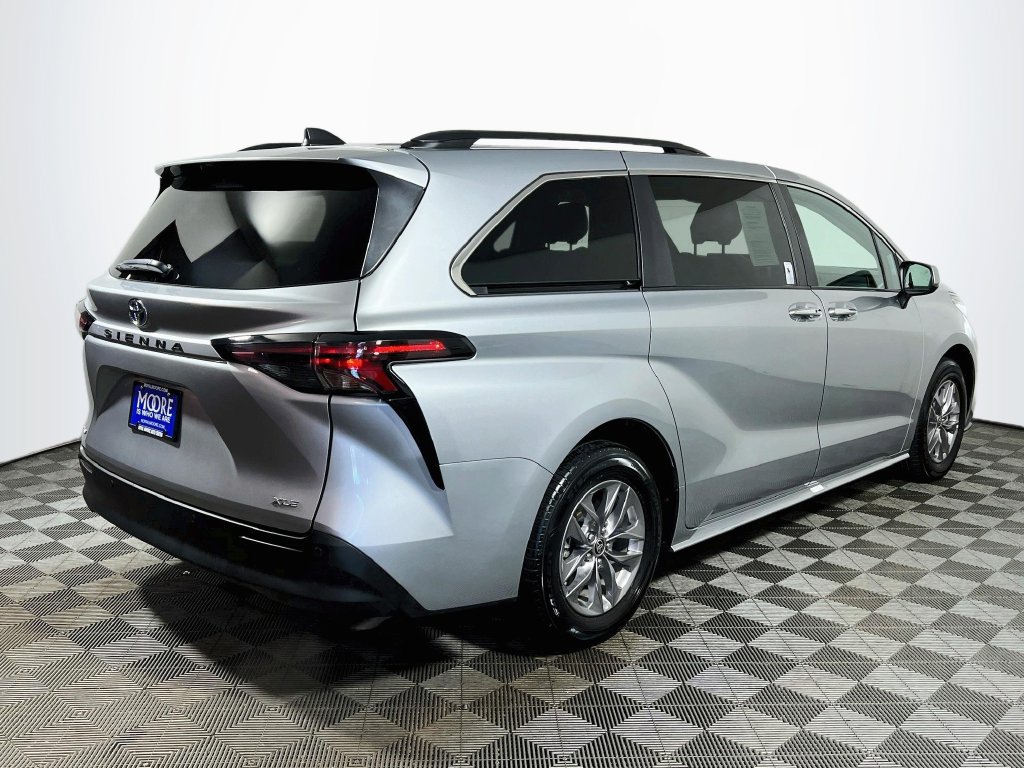 Certified 2025 Toyota Sienna XLE FWD image 7