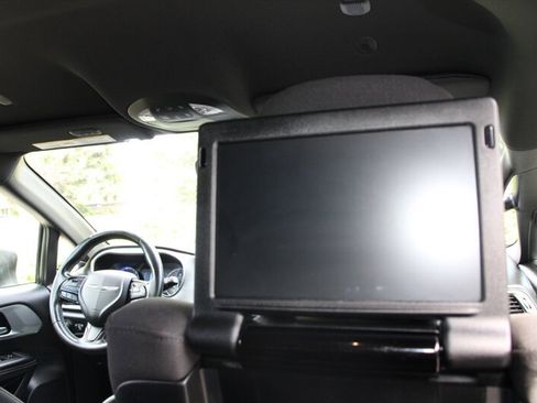 Used 2020 Chrysler Pacifica Touring w/ S Appearance Package FWD image 11