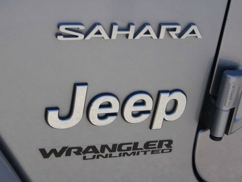 Used 2020 Jeep Wrangler Unlimited Sahara AWD/4WD image 8