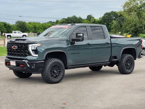 Used 2026 Chevrolet Silverado 2500 ZR2 w/ LPO, Dark Essentials Package AWD/4WD image 4