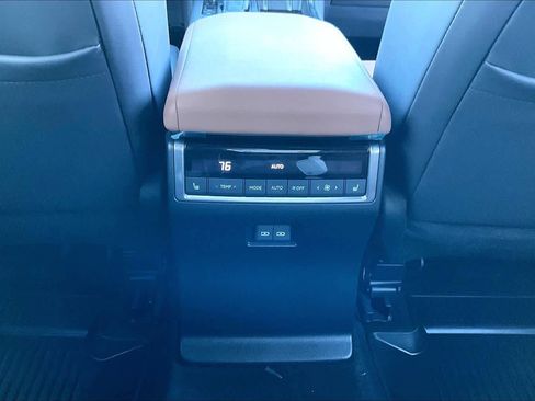 Used 2024 Lexus GX 550 image 33