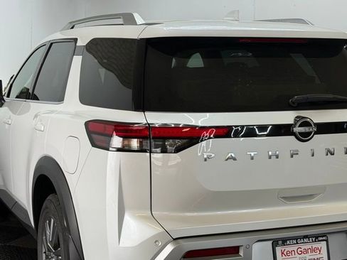 Used 2025 Nissan Pathfinder SL w/ Lighting Package (N92) image 8