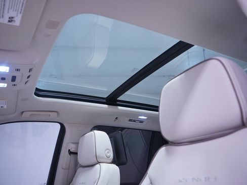 Used 2024 GMC Yukon Denali w/ Advanced Technology Package image 8