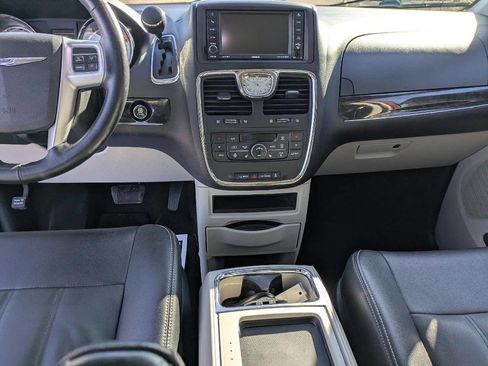 Used 2015 Chrysler Town & Country Touring w/ Driver Convenience Group image 12