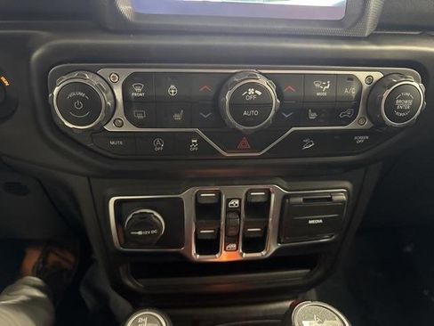 Used 2020 Jeep Wrangler Unlimited Sahara w/ Uconnect 4C Nav & Sound Group image 28