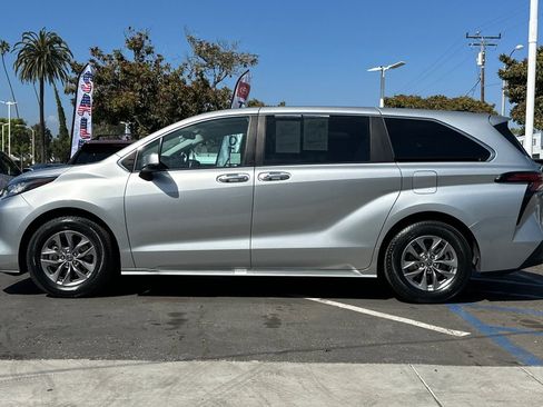 Used 2022 Toyota Sienna XLE image 7