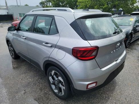 Used 2023 Hyundai Venue SEL FWD image 3