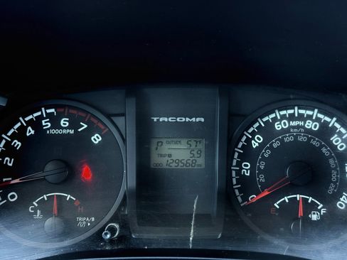 Used 2017 Toyota Tacoma SR image 33