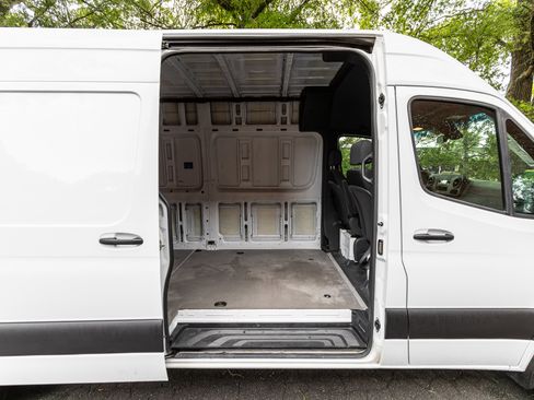 Used 2022 Mercedes-Benz Sprinter 2500 image 16