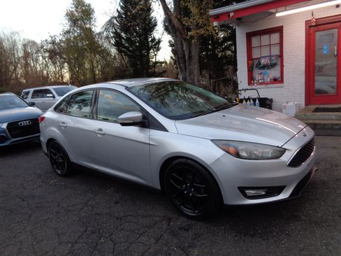 Used 2016 Ford Focus SE w/ Equipment Group 201A image 3
