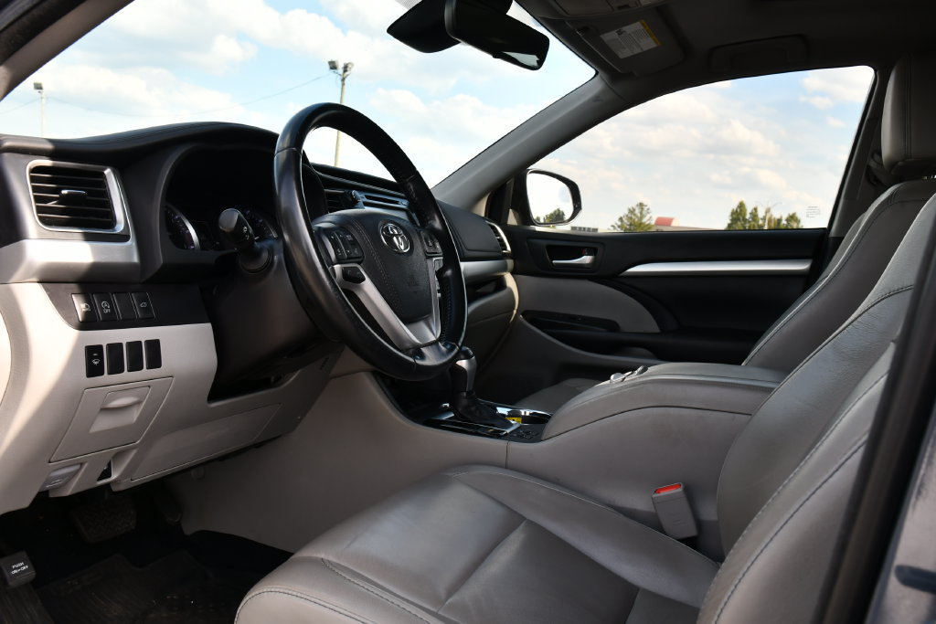Used 2018 Toyota Highlander XLE AWD/4WD image 14