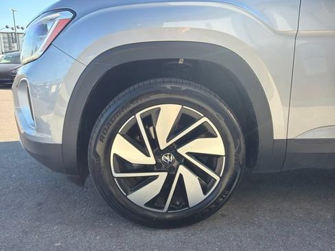 Used 2025 Volkswagen Atlas SE AWD/4WD image 4