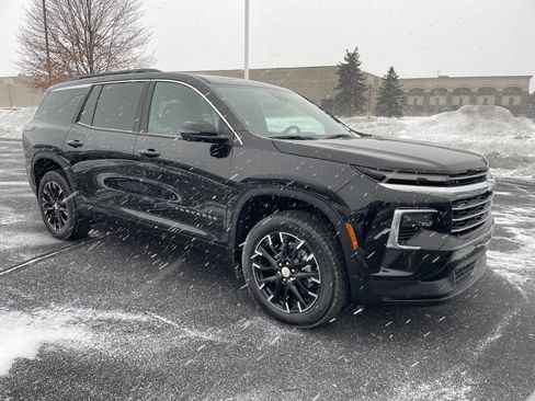 Used 2025 Chevrolet Traverse LT w/ Sun and Wheel Package image 7