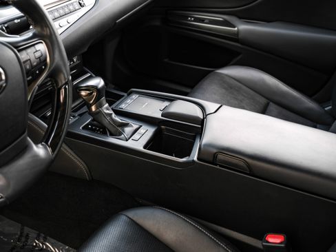 Used 2020 Lexus ES 300h w/ Premium Package FWD image 24