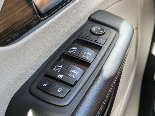 Used 2023 Chrysler Pacifica Limited FWD image 32