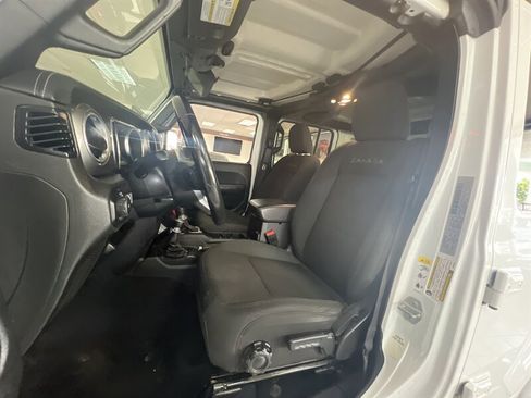 Used 2019 Jeep Wrangler Unlimited Sahara image 9