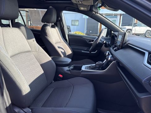 Used 2022 Toyota RAV4 SE w/ Convenience Package image 32