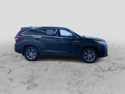 Used 2019 Toyota Highlander XLE AWD/4WD image 2