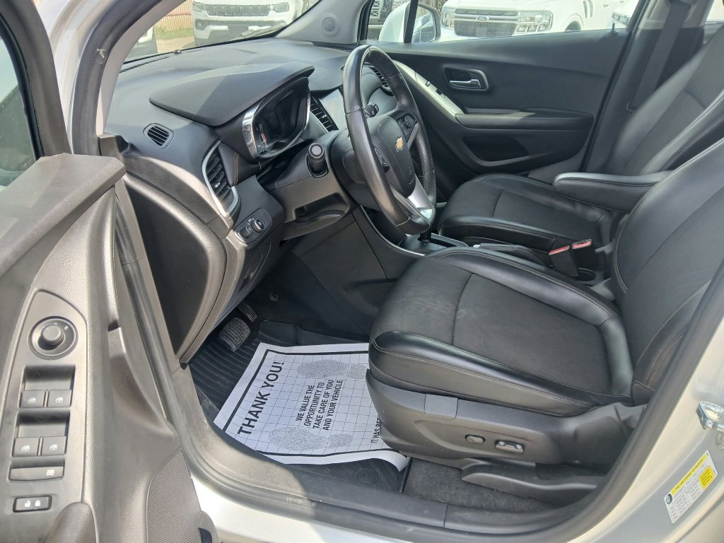 Used 2021 Chevrolet Trax LT w/ LT Convenience Package FWD image 9