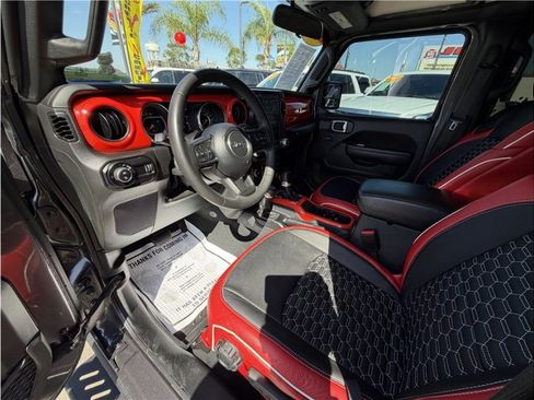 Used 2023 Jeep Gladiator Sport AWD/4WD image 16