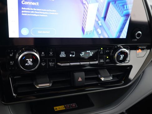 Used 2026 Toyota Highlander Limited image 25