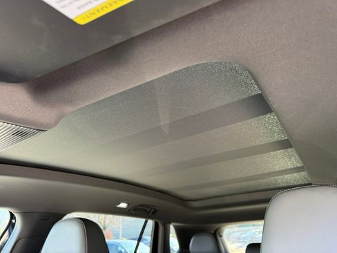 Certified 2025 Volkswagen Tiguan SE R-Line image 24