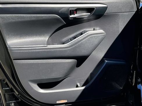 Used 2021 Toyota Highlander XLE FWD image 18