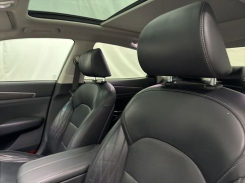 Used 2020 Kia Cadenza Limited image 14