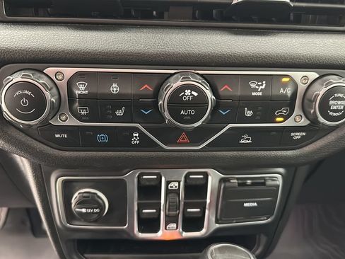 Used 2024 Jeep Wrangler Unlimited w/ Convenience Group AWD/4WD image 20