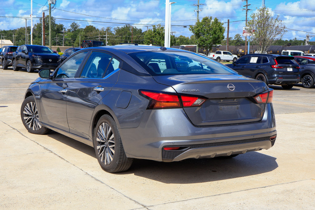 Used 2024 Nissan Altima 2.5 SV FWD image 2