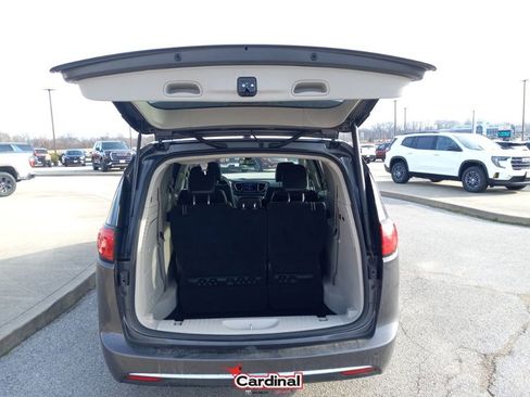 Used 2018 Chrysler Pacifica Limited image 10