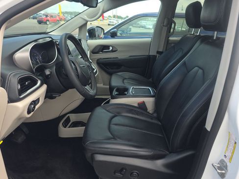 Used 2024 Chrysler Pacifica Touring-L AWD/4WD image 4