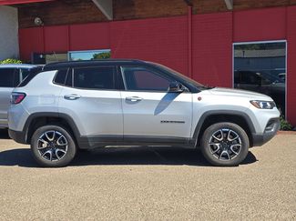 Used 2025 Jeep Compass Trailhawk AWD/4WD video 3