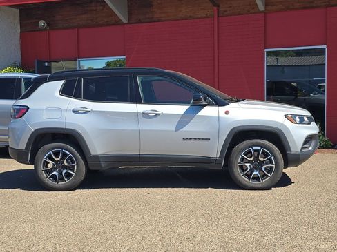 Used 2025 Jeep Compass Trailhawk AWD/4WD image 3