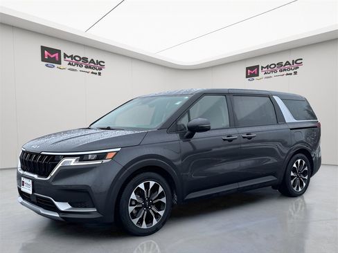 Used 2024 Kia Carnival EX image 3