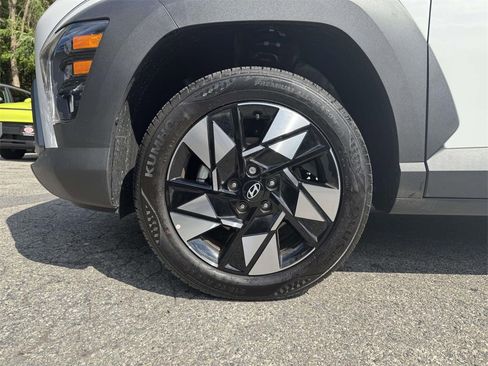 Certified 2025 Hyundai Kona SEL image 9