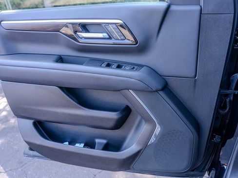 Used 2025 Chevrolet Suburban Z71 image 15