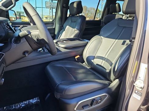 Used 2024 Jeep Wagoneer L 2WD w/ Premium Group I image 7