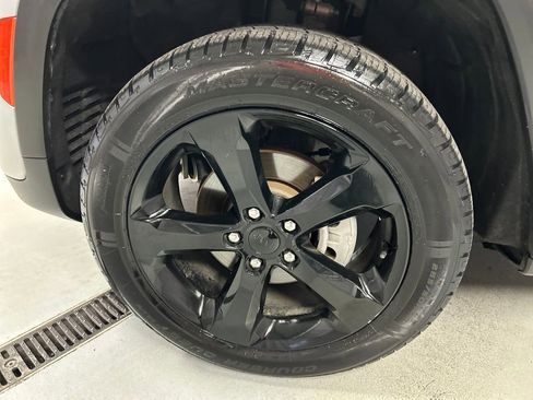 Used 2024 Jeep Grand Cherokee Altitude image 9