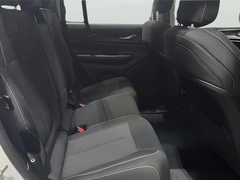 Used 2023 Jeep Grand Cherokee Laredo image 18