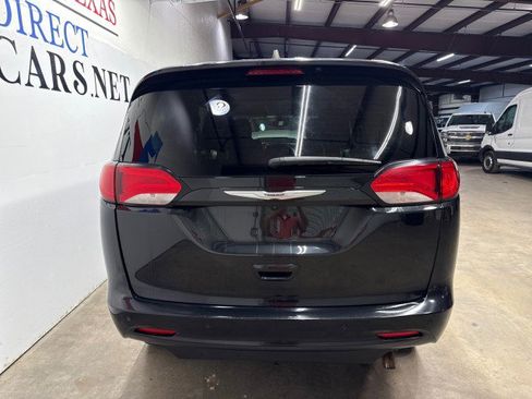 Used 2022 Chrysler Voyager LX image 6