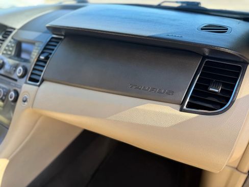 Used 2015 Ford Taurus SE image 34