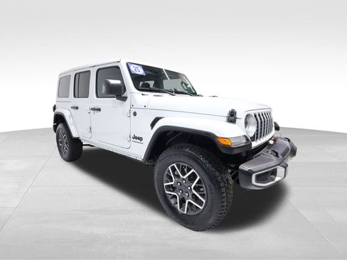 Used 2025 Jeep Wrangler Sahara image 6