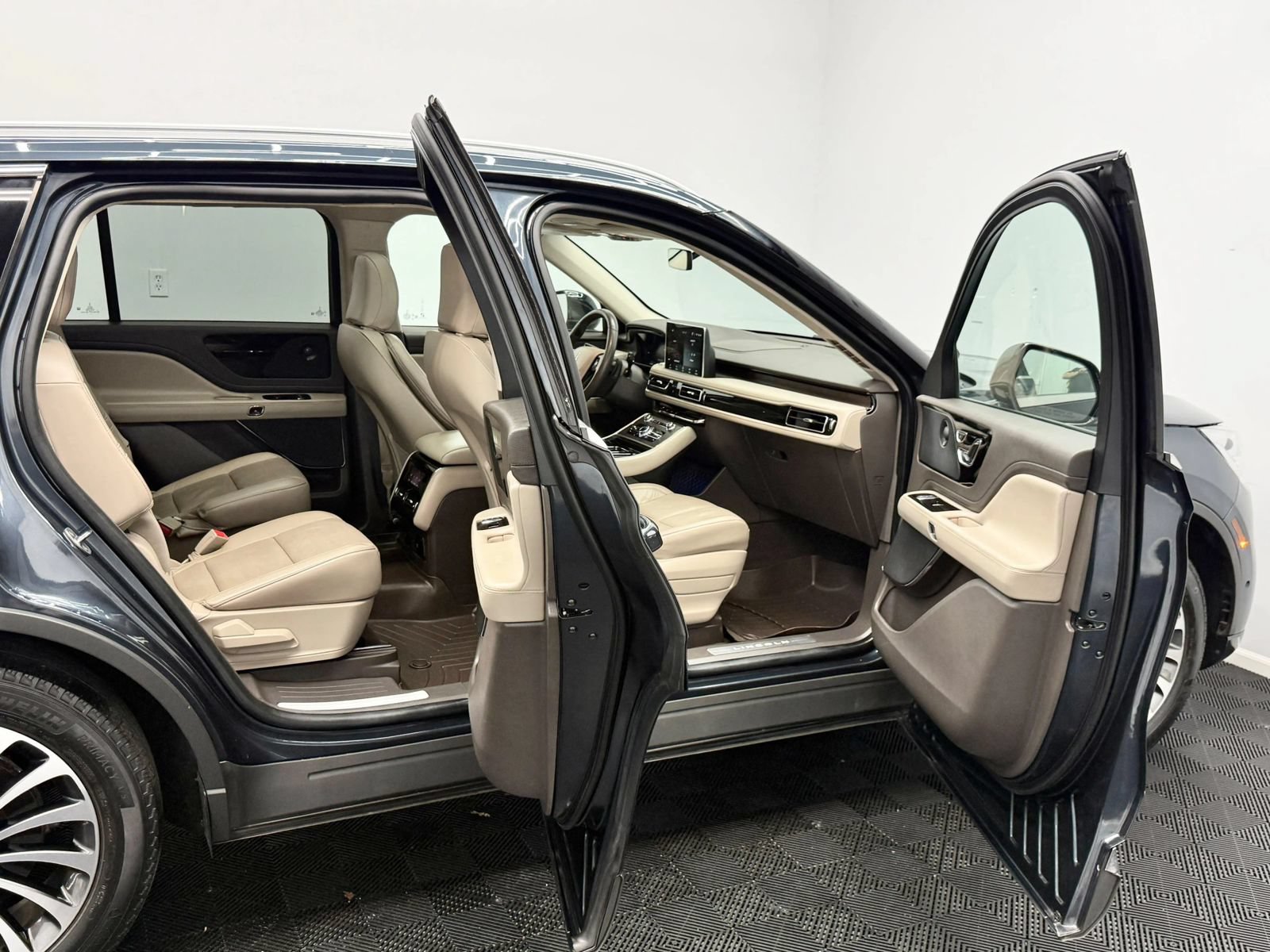 Used 2021 Lincoln Aviator Reserve w/ Equipment Group 201A AWD/4WD image 15