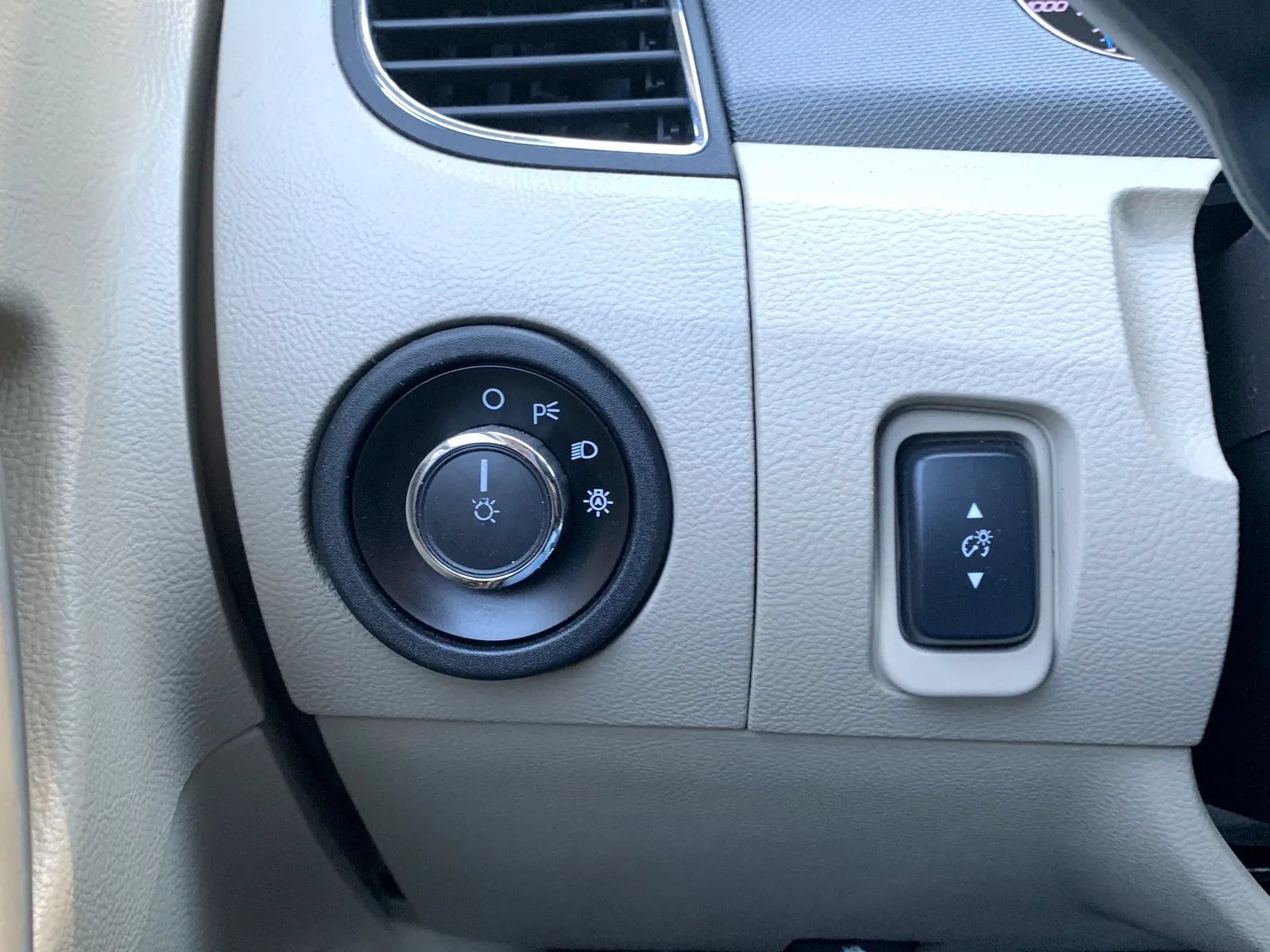 Used 2019 Ford Taurus SE FWD image 18