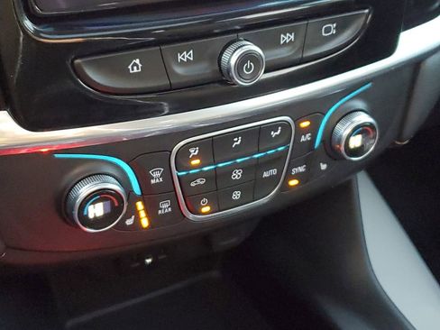 Used 2020 Chevrolet Traverse LT image 19