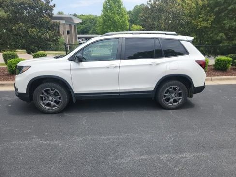 Used 2024 Honda Passport TrailSport image 2