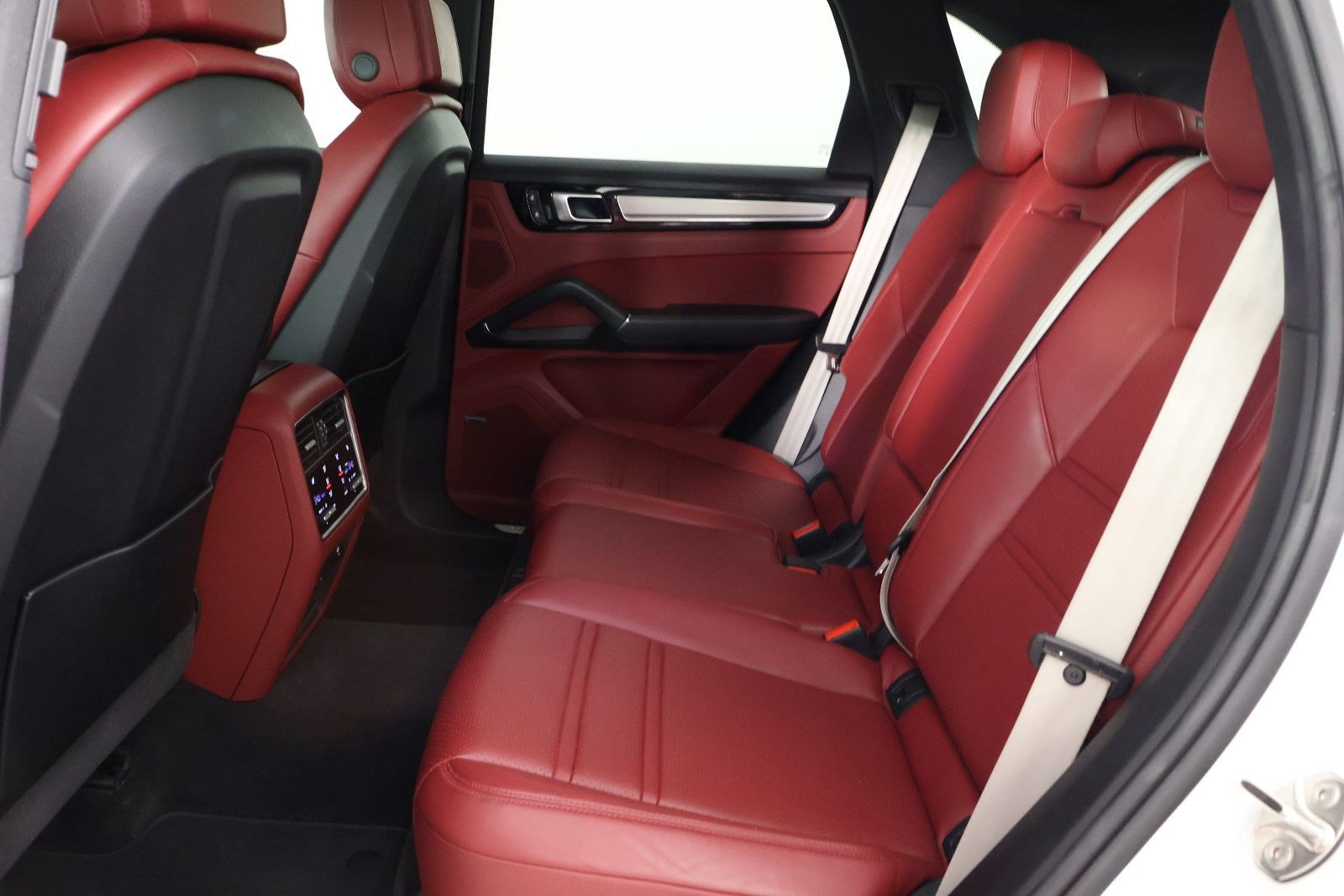 Certified 2022 Porsche Cayenne Platinum Edition AWD/4WD image 33