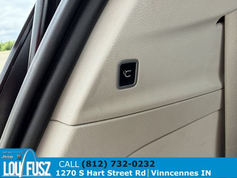 Used 2018 Chrysler Pacifica Touring-L FWD image 10