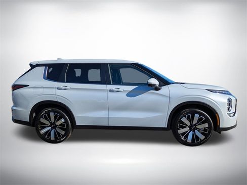 New 2026 Mitsubishi Outlander SE image 3